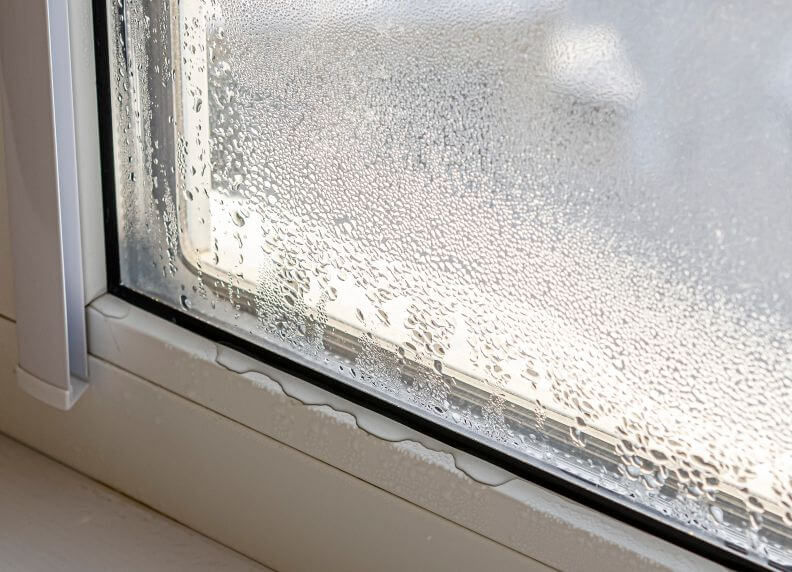 Parowanie szyb w domu: przyczyny. Czy zaparowane okna to powód do niepokoju?